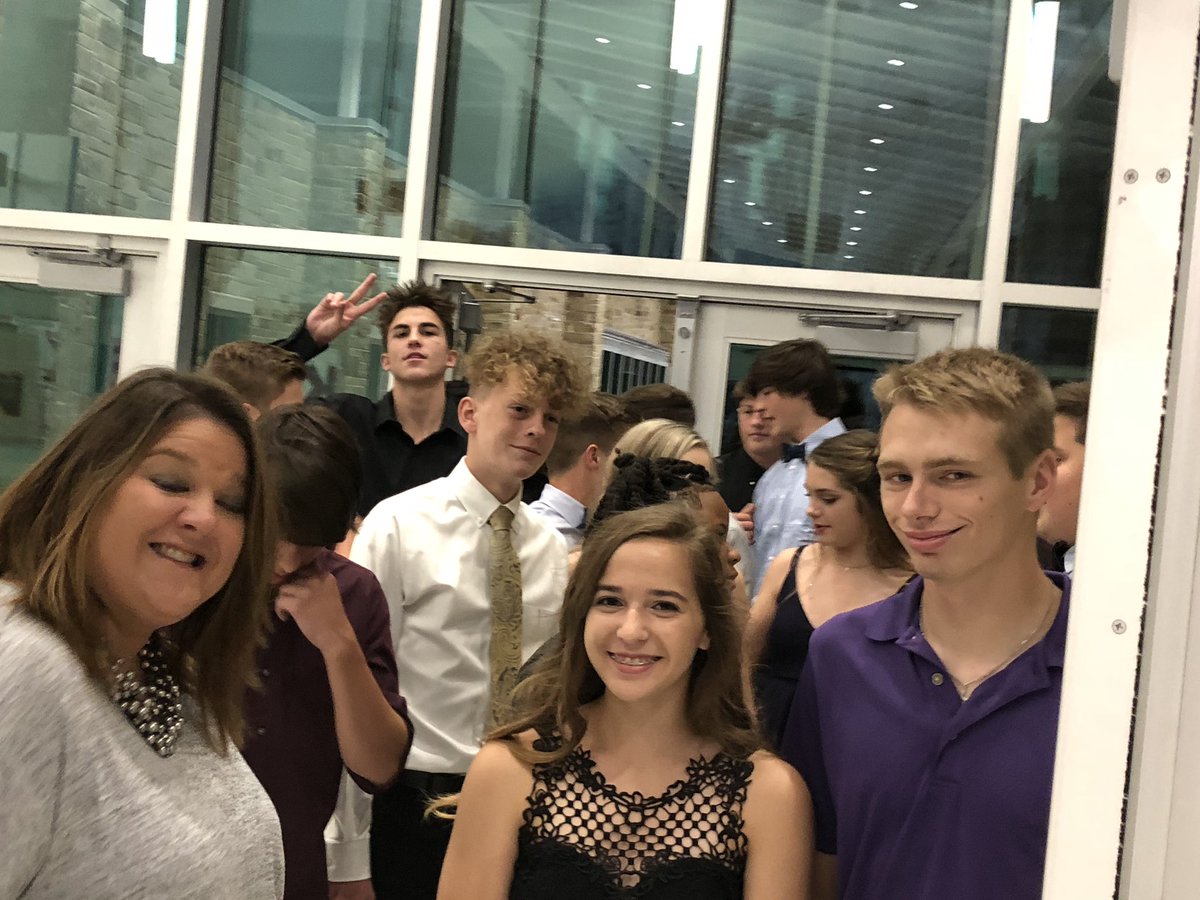 StoweFoSho's tweet photo. @LakeCreekHS FOCO 2018 is open! Let’s party!
#foco2018 #LakeCreekLions #BeBold https://t.co/L0zvj0x8LG