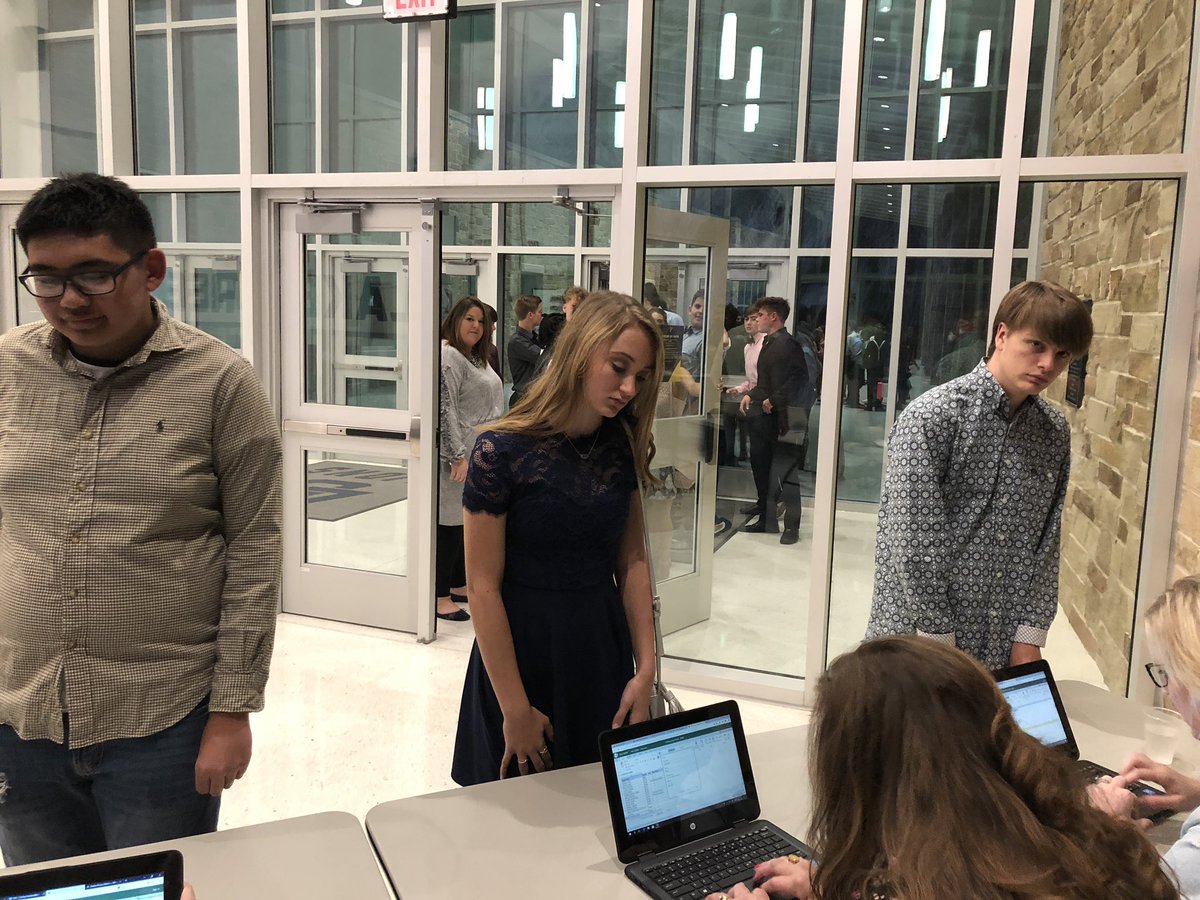 StoweFoSho's tweet photo. @LakeCreekHS FOCO 2018 is open! Let’s party!
#foco2018 #LakeCreekLions #BeBold https://t.co/L0zvj0x8LG