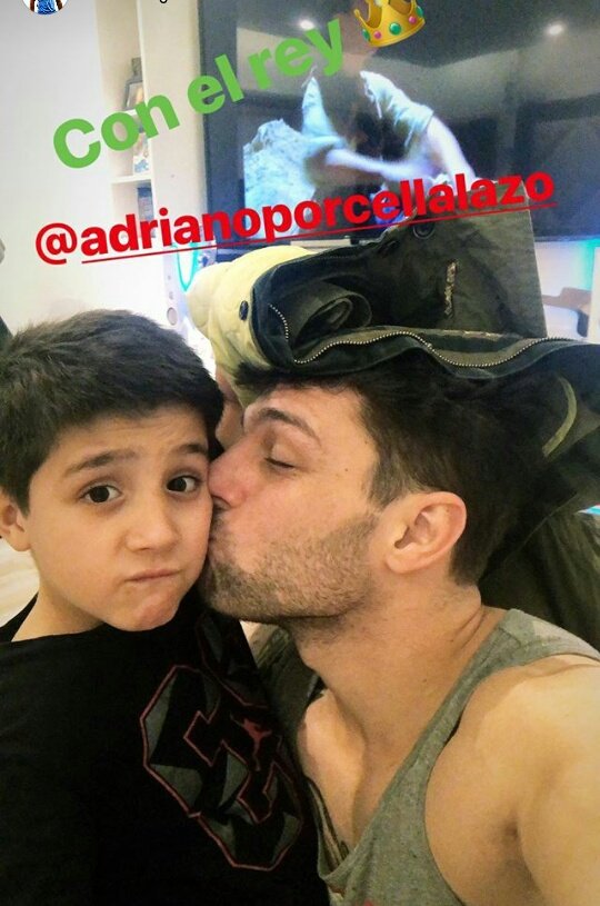 mon_u22's tweet image. #Adrianito es el Rey!! 👑😍💖 #PerfectLife 💕 👏👏