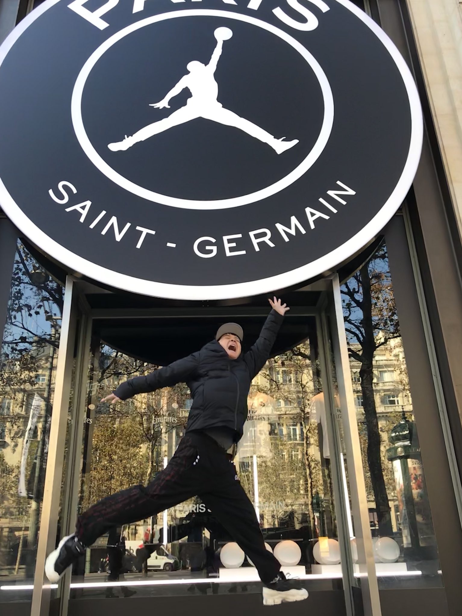 Twitter 上的 川島明 フランスのパリ サンジェルマンショップ前 ジョーダンとのコラボを記念して巨大なエンブレムが看板代わりに その前で記念写真を撮るノブと着地時に足をやってしまった瞬間のノブの写真を合わせてどうぞ T Co Atr5x2lpri Twitter
