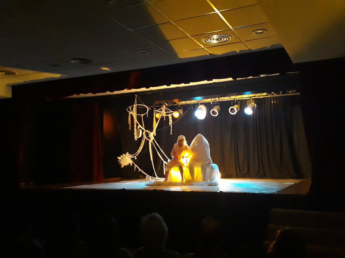 #CulturaLH La obra "Viejas Pánico" en escena en la Sala Malvinas. Ivel y Eviel (Laura Bagnato y Alicia Casare) dan lugar a los recuerdos y al anhelo de una utopía que les permita encontrar un lugar para vivir y morir