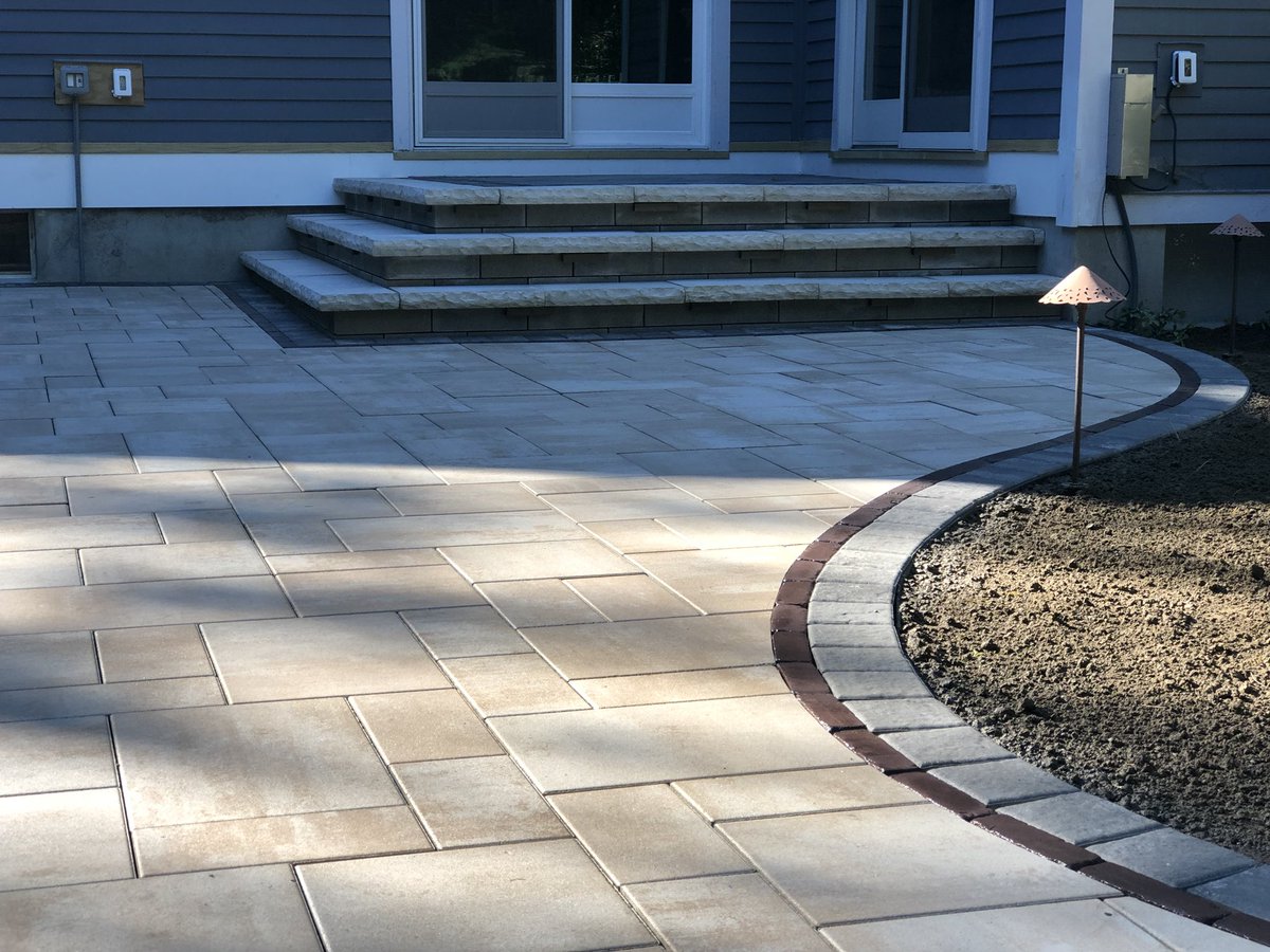 BDDlandscaping1's tweet photo. curves soften up the look of your patio when added in to the design also adding a complimentary border brings that extra wow factor to the patio. @UnilockLife @BDDlandscaping1 #bddlandscaping #outdoorpatios #paverpatios #authorizedcontractor https://t.co/hulLkBWAw5