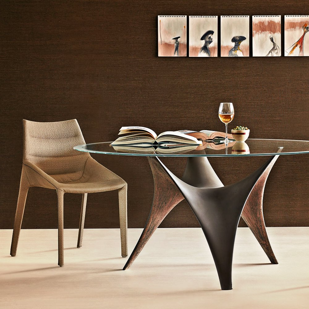 #EstiloCapuy
La silla Outline de Arik Levy y Molteni es la compañera ideal de cualquier mesa gracias al sinfín de versiones que ofrece: completamente en textil, piel y textil, con patas metálicas o de madera.