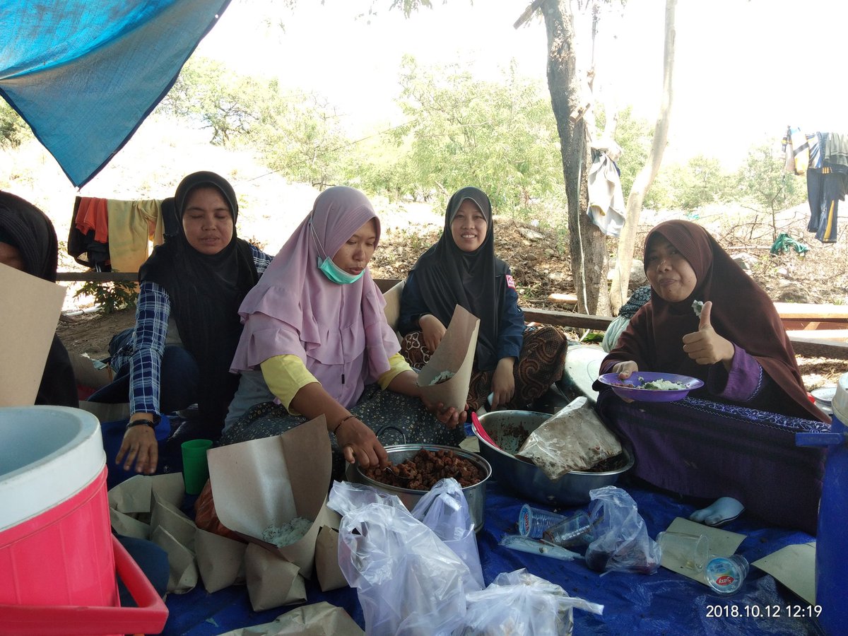 rr5_rhena's tweet photo. Suasana di Dapur umum poskoor unismuh palu with PWNAsulteng #SultengBangkit 
@MDMCIndonesia @ppnasyiah @muhammadiyah @PPAisyiyah @pwna_sulbar @diyahpuspitar @kpp_pa https://t.co/Mo6ImwU5Jd