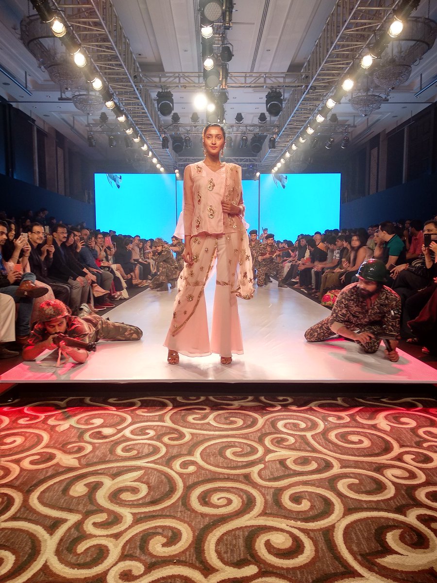 MissKyra12's tweet photo. #INIFDBandra present their collection Beyond Borders at the #BombayTimesFashionWeek2018 @TimesFashionWk #BridalAffair https://t.co/WIy2jh7l7A