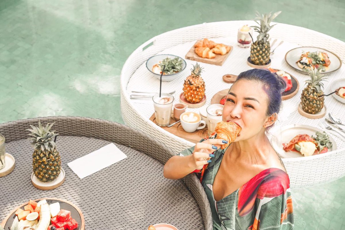 noonzy_original's tweet photo. ลองมากินอาหารเช้าลอยน้ำที่ Cabina Bali ตามรีวิว ถ่ายรูปออกมาปั๊วะอยู่นะ ร้านน่ารัก อาหารอร่อย อิ่มใช้ได้ มีให้เลือกหลายเซ็ท service ดี แต่ต้องจองล่วงหน้า ราคาเริ่มต้นประมาณ 700฿ ใครมาบาหลีลองมากินก็ไม่เสียหาย🍍🌴 #reviewbali #รีวิวบาหลี #floatingbreakfast https://t.co/PUkCr0SUtx