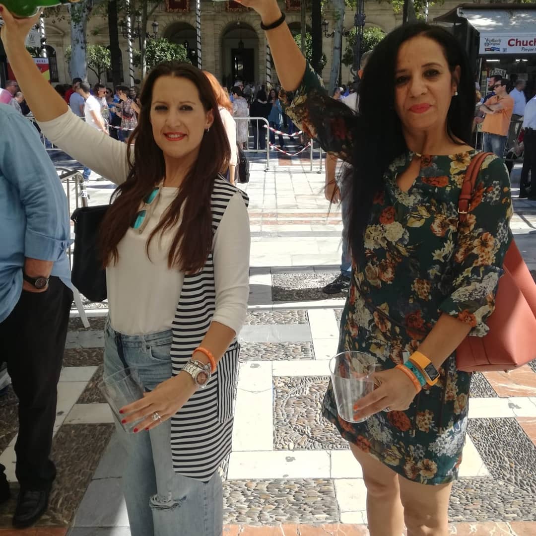 Avelazquezzzz's tweet photo. Ayer junto a vari@s compañer@s colaboramos en beneficio para Azotea Azul con el Centro Asturiano. Pasamos un buen momento lleno de sidra y grandes risas. #solidaridadconlosdemas #AzoteaAzul #CentroAsturianoSevilla https://t.co/TeAirLNI0F