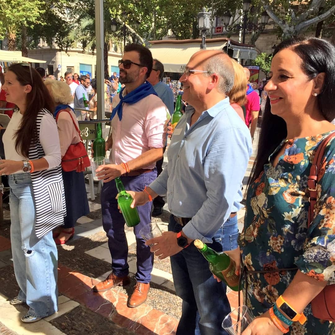 Avelazquezzzz's tweet photo. Ayer junto a vari@s compañer@s colaboramos en beneficio para Azotea Azul con el Centro Asturiano. Pasamos un buen momento lleno de sidra y grandes risas. #solidaridadconlosdemas #AzoteaAzul #CentroAsturianoSevilla https://t.co/TeAirLNI0F