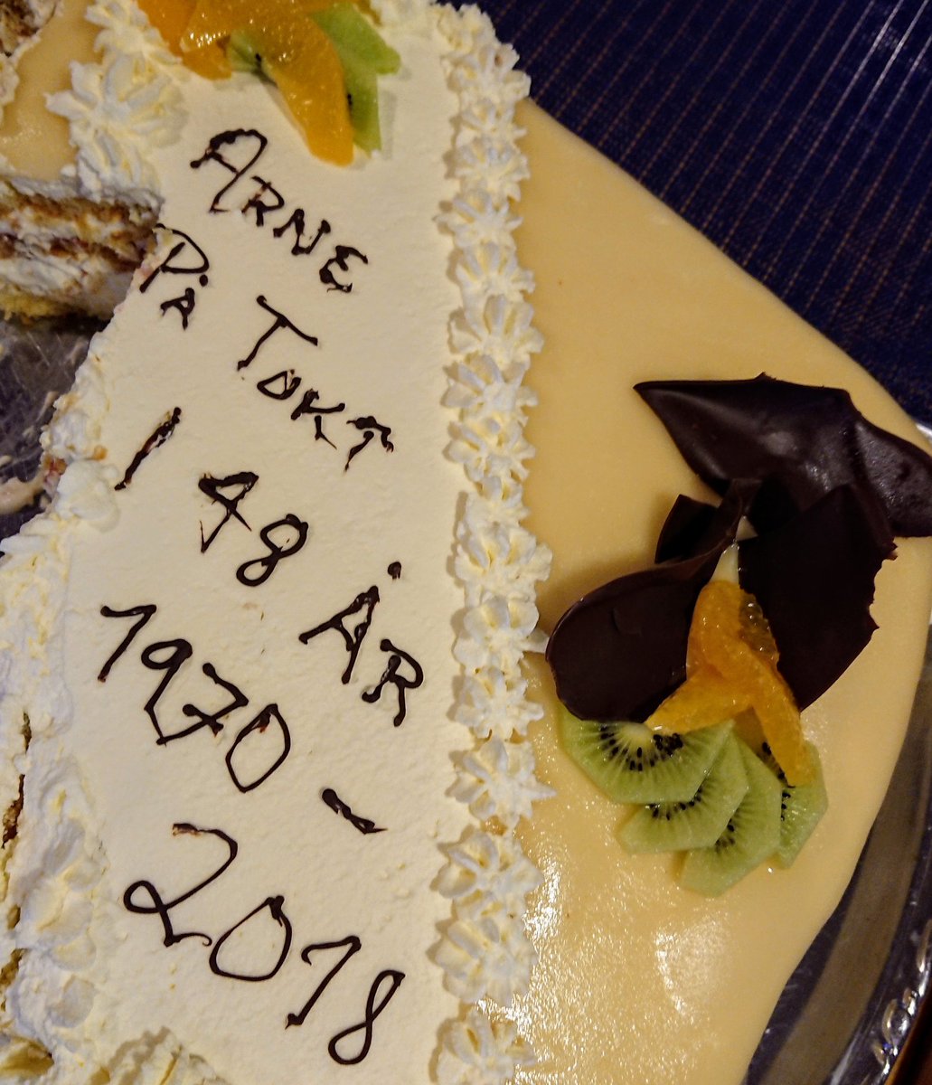KatjaEnberg's tweet photo. Cruise leader, Professor Emeritus Arne Johannessen has been surveying the ocean for 48 years. We at #BIO325 @UiB @UiBmatnat and the crew @ #RVGOSars @Havforskningen celebrated all those years with Arne! #teaching #survey https://t.co/mcRvzwXsLT