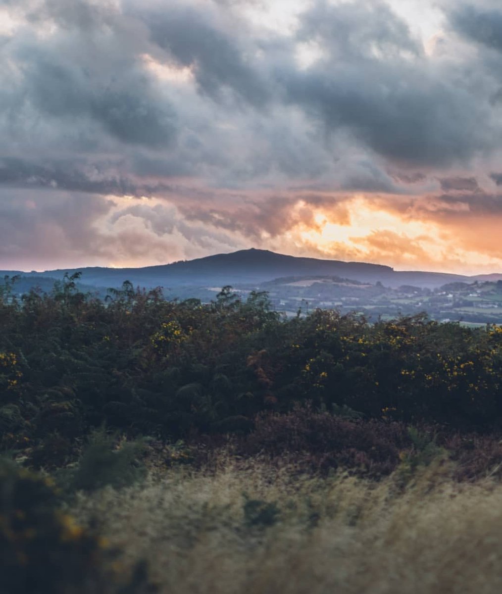 🌄 Cymylau llwyd gwych dros Moel Famau | Grey epic clouds over Moel Famau 📸 image by instagram.com/benjamin_baren… #FindYourEpic #DiscoverDenbighshire #NorthEastWales