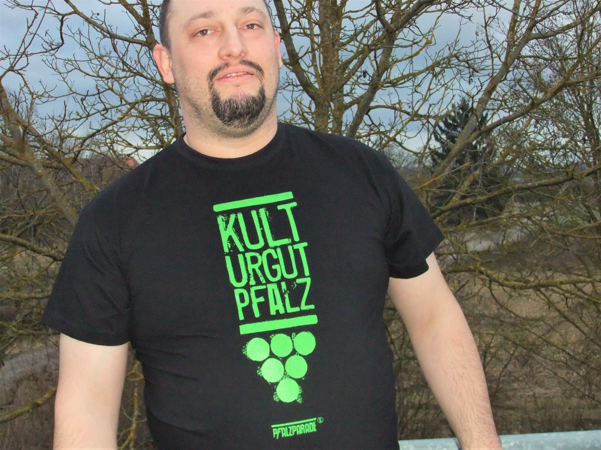 Pfalzparade's tweet photo. Geil! Sommer im Herbst. Und Neuer Wein in neuen Schläuchen. Aber unsere Pfalzshirts bleiben was sie sind - die Besten dieser Welt. Nutzt das schöne Wetter!
Ahoi und Alla Hopp! 
#pfalzparade #grilling #shirts #pfalz https://t.co/SjsIr2piCH