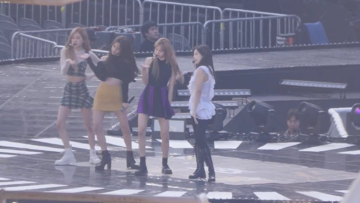 kklisa97's tweet photo. ชุดสวยอยู่นะ แต่เอาจริงๆก็คืออยากให้ลูกๆเฟียสๆชุดเท่ๆบ้างสักงาน แต่คือโดยรวมงานนี้ชุดสวย รอดูผมว่าจะทำเข้ากับชุดมั้ย แต่ลิซคือทรงนี้ก็ขึ้นเวทีได้เลย ไม่ต้องจัดแล้ว 55555 #BLACKPINK https://t.co/VD5uJ0UbvF