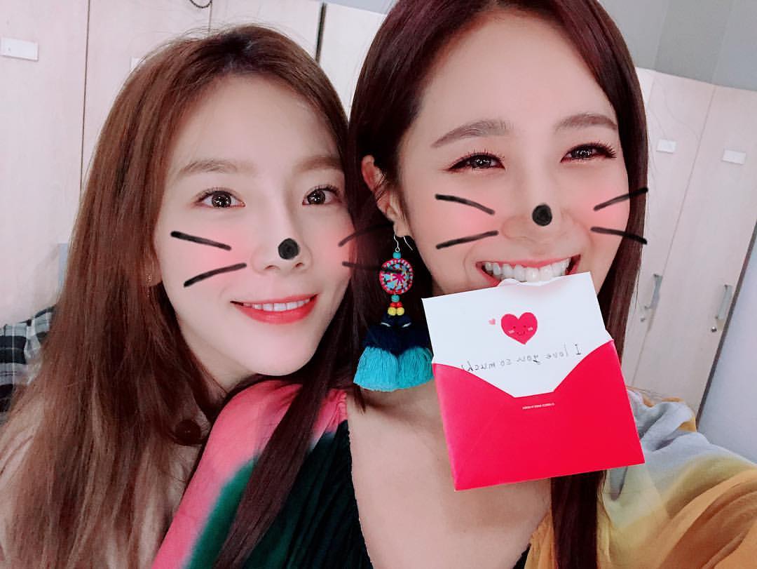 yulstagrm's tweet photo. [INSTAGRAM CAROUSEL] yulyulk: 꺄 인기가요. 탱구선배 행차하셨습니다.  그것도 손카드를 💌들고 .. 선배닮은 푸딩을 잔뜩들고 
#라이브신경써서하자율
#탱구선배
#콘서트일주일남았는데행차
#지지뽀에바 https://t.co/wrvgCcKoJj (3P) https://t.co/4te3vYN1gQ