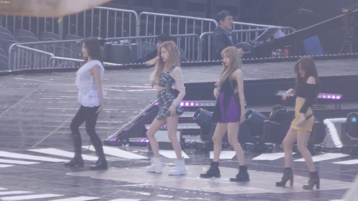 kklisa97's tweet photo. ชุดสวยอยู่นะ แต่เอาจริงๆก็คืออยากให้ลูกๆเฟียสๆชุดเท่ๆบ้างสักงาน แต่คือโดยรวมงานนี้ชุดสวย รอดูผมว่าจะทำเข้ากับชุดมั้ย แต่ลิซคือทรงนี้ก็ขึ้นเวทีได้เลย ไม่ต้องจัดแล้ว 55555 #BLACKPINK https://t.co/VD5uJ0UbvF