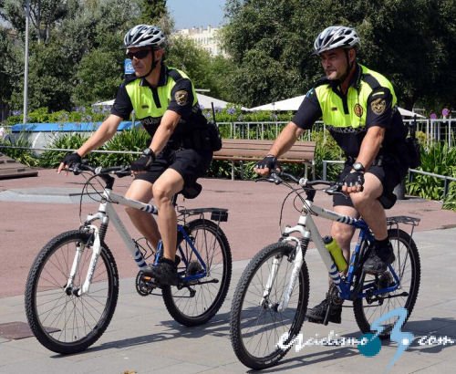 SrVendeHumo's tweet photo. @los7de90001 @CortesXavier @SolerPere @jcdeblas @policiastc @AlvaroBenejam @a_ciprian @mossos @ajsantcugat @totsantcugat @cugatcat Se montó a la @policiastc en bici, 2 días y para la foto. Se montó a la @policiastc en segway, 2 días y para la foto. Volvieron a la bici, 2 días y para la foto. Ahora los quieren montar en Dron, 2 días y para la foto, con la diferencia q esta vez le va a costar caro al ciudadano https://t.co/oIOaIOhut6
