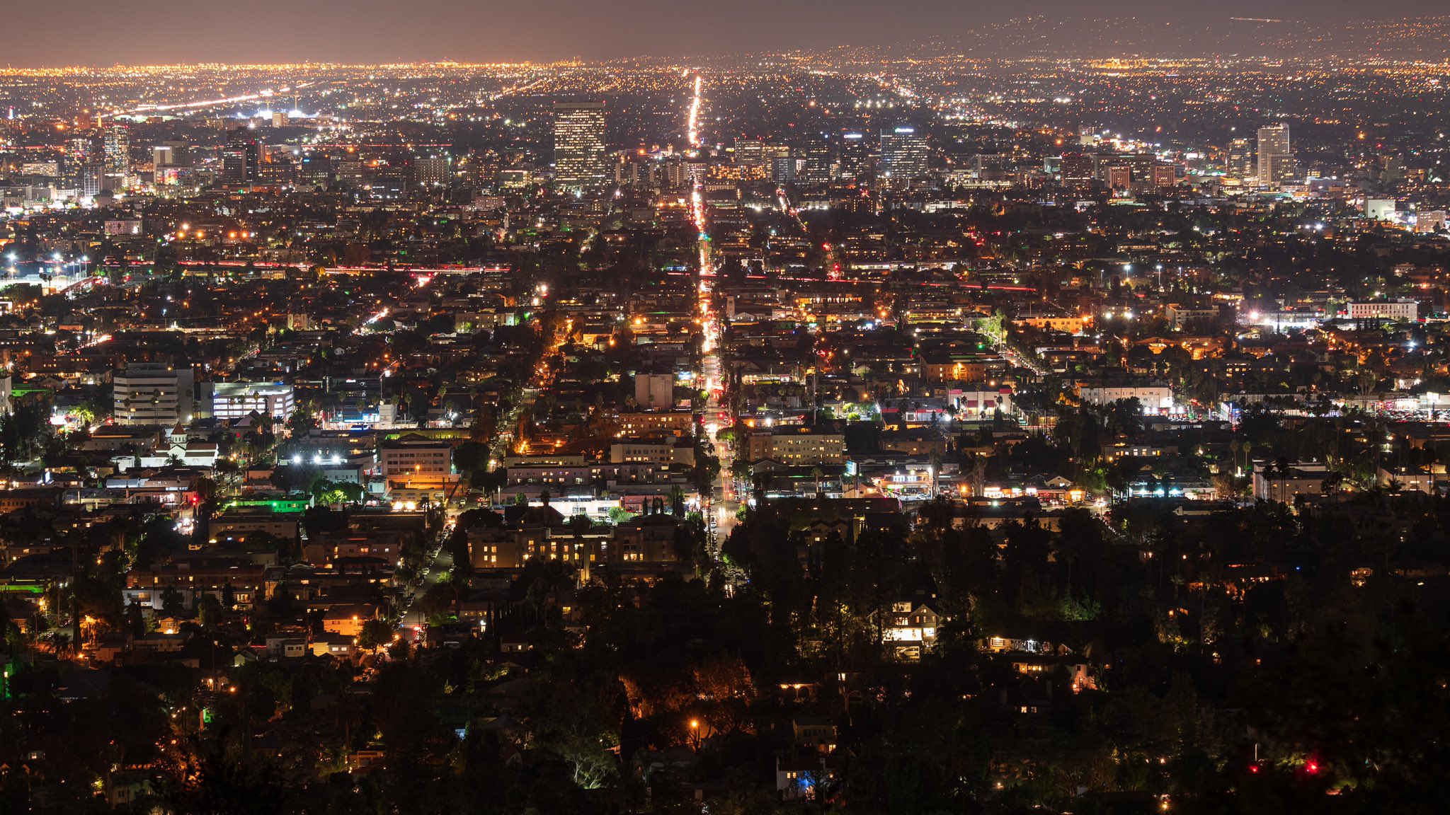 池田 泰延 Ics ロサンゼルスの夜景が凄かったです L A はアメリカで2番目に大きい都市だけあって 街の規模や高層ビルの高さは日本とは桁違い そんな都市を分割するかのように平行に走る道路が格好良すぎでした グリフィス天文台より撮影 Max