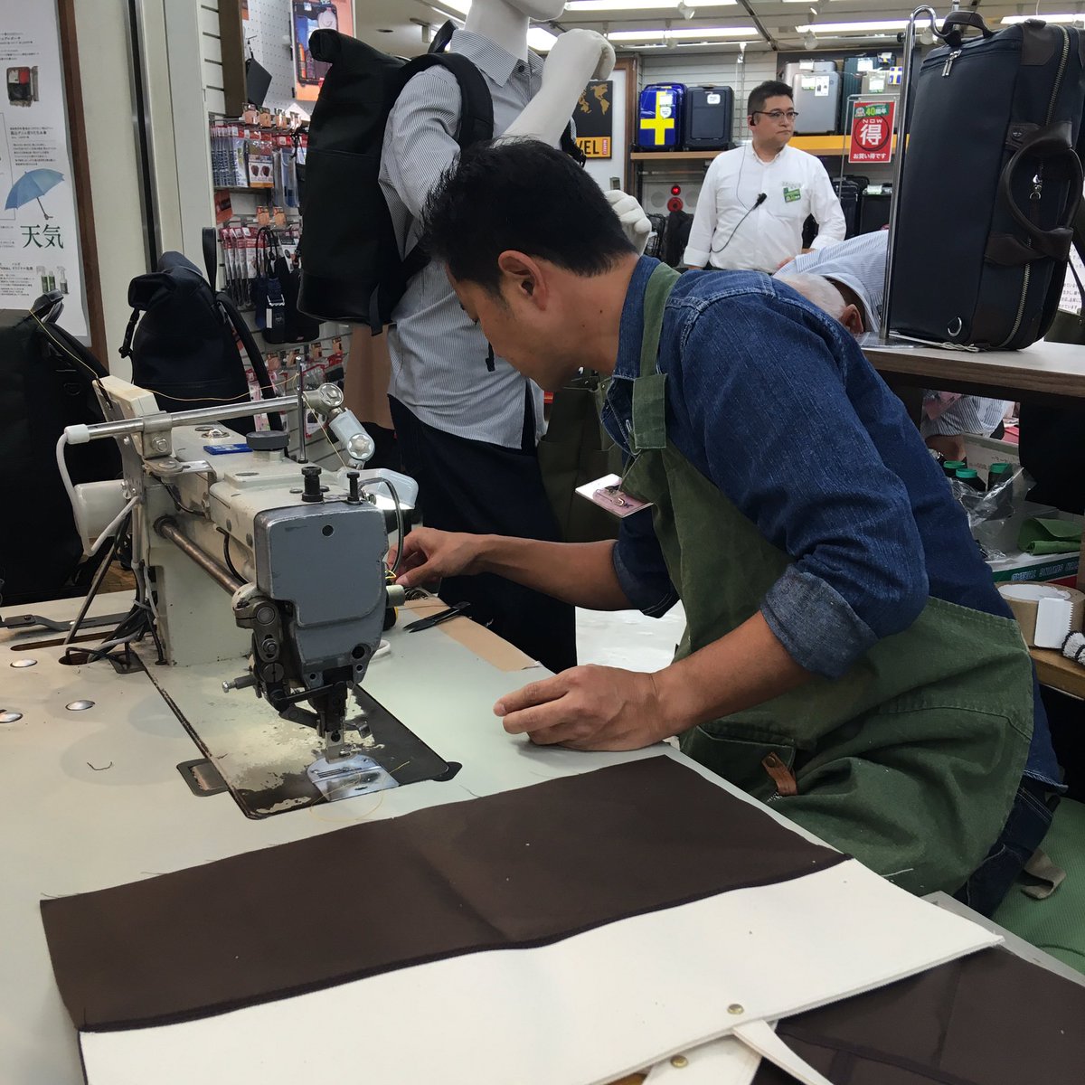 Hands_Shibuya's tweet photo. オーダーメイドのオリジナルトートバッグ受付中❗️
本日は店頭で製作過程が見れちゃいます😃⭐️出来上がりまで約30分 普段はオーダーは承っていないそうです。レア❗️ ハンズ渋谷1Cフロア(さな https://t.co/4MoSjRqG6R