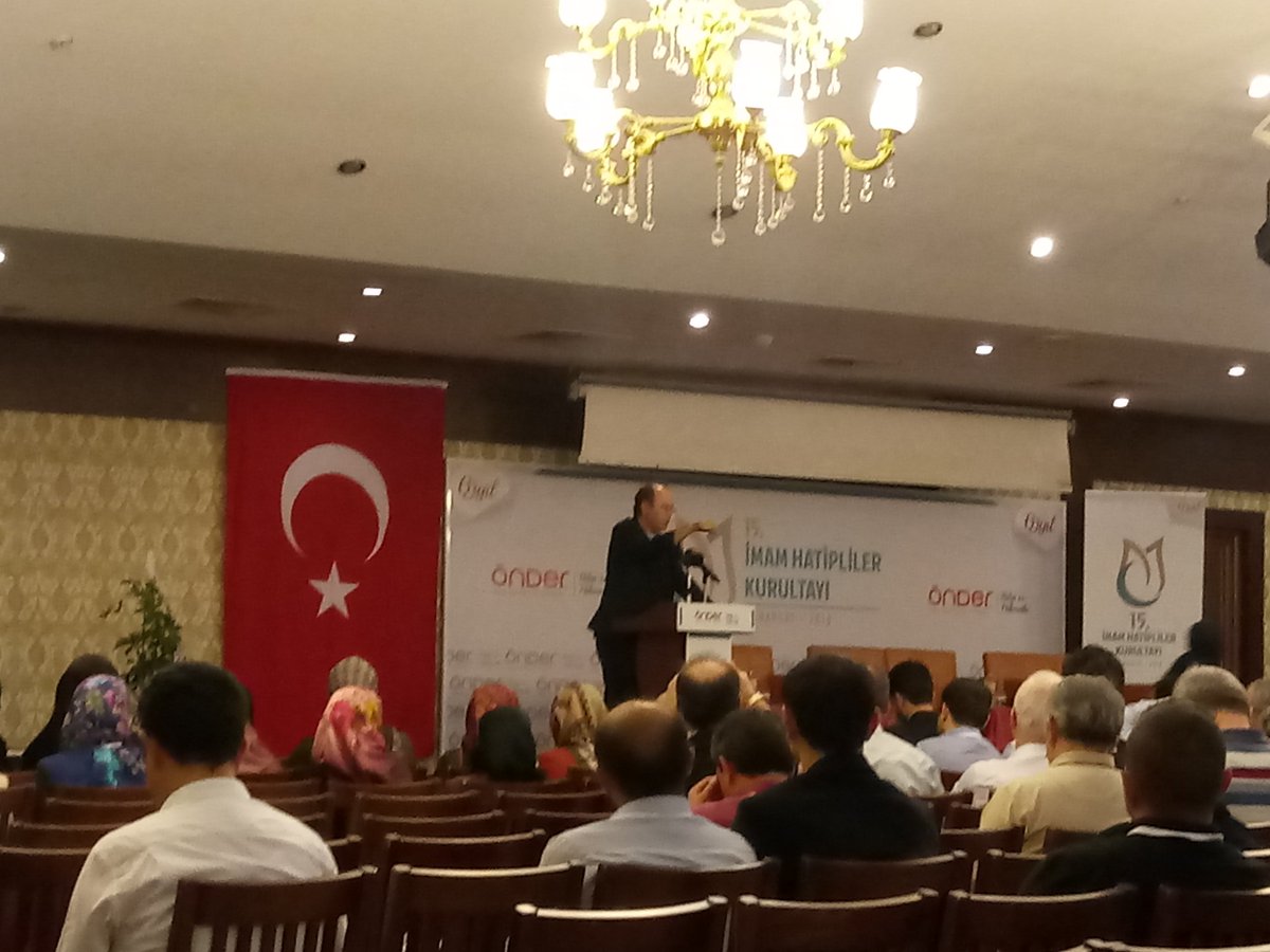 ofarukcelik27's tweet photo. #BilgiVeHikmetle "İnsanlığın yükünü omuzlarımızda hissetmiyorsak,boşuna yaşıyoruz demektir."  @yenisafakwriter @onderihl @GANIMDER https://t.co/0grq4aAU0C