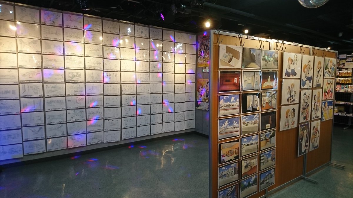 geestore's tweet photo. 【アキバ５階】ちおちゃんの通学路展で税込3000円お買い上げ毎に『三谷裳ちお 役：大空直美さん』『野々村真奈菜 役：小見川千明さん』『細川雪 役：本渡楓さん』『久志取まどか 役：大地葉さん』の直筆サイン入り複製原画が当たるクジができます！景品は先着でお選び頂けます◎#ちおちゃん #chiochan https://t.co/x6HGkRcI0b