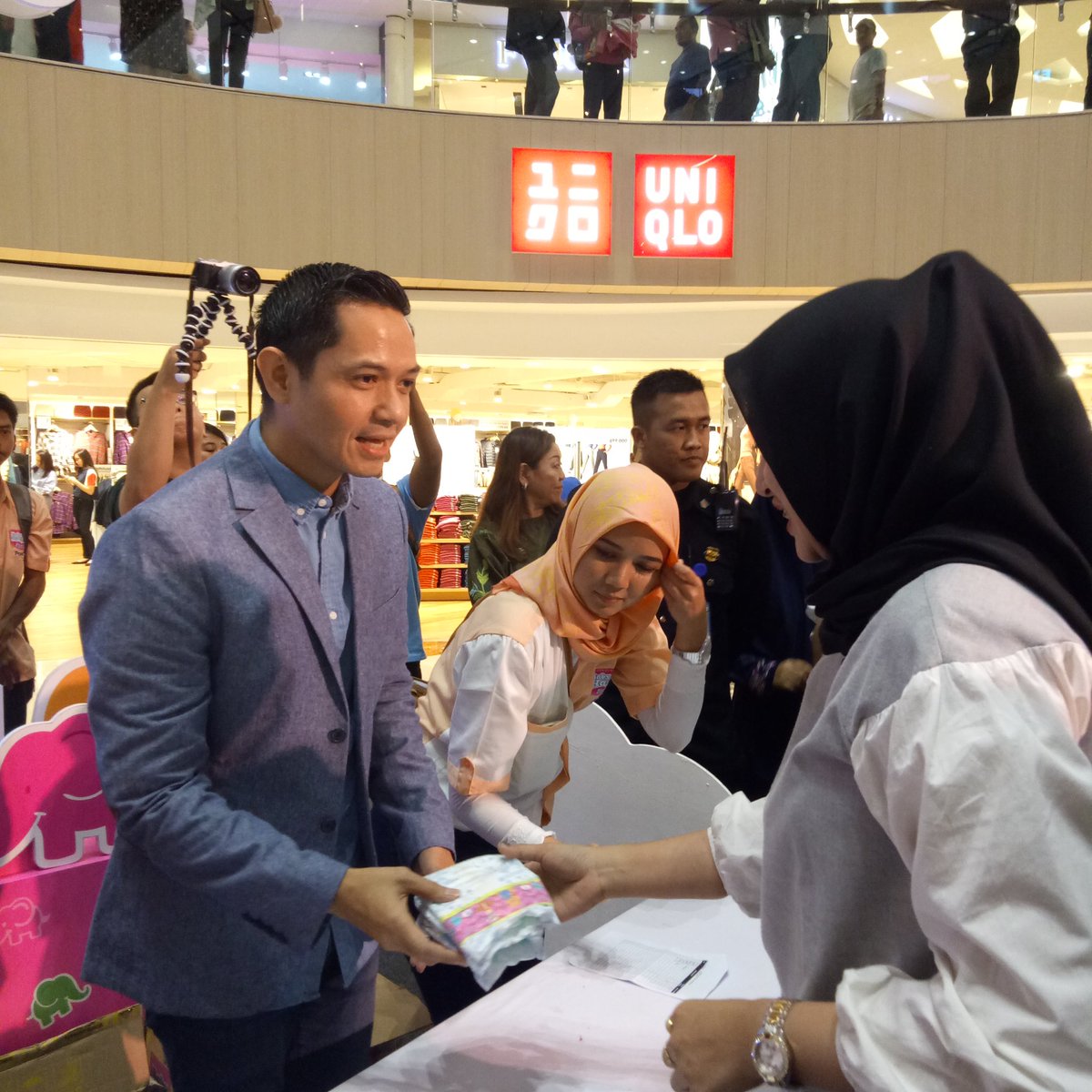 Ayahbunda's tweet photo. Switching produk diapers lain dengan 1 Pack Baby Happy Body Fit Pants.
#newpackrelaunch #eventayahbunda #happydaysout #babyhappybodyfitpants #babyhappysby https://t.co/UcTmtV68lQ