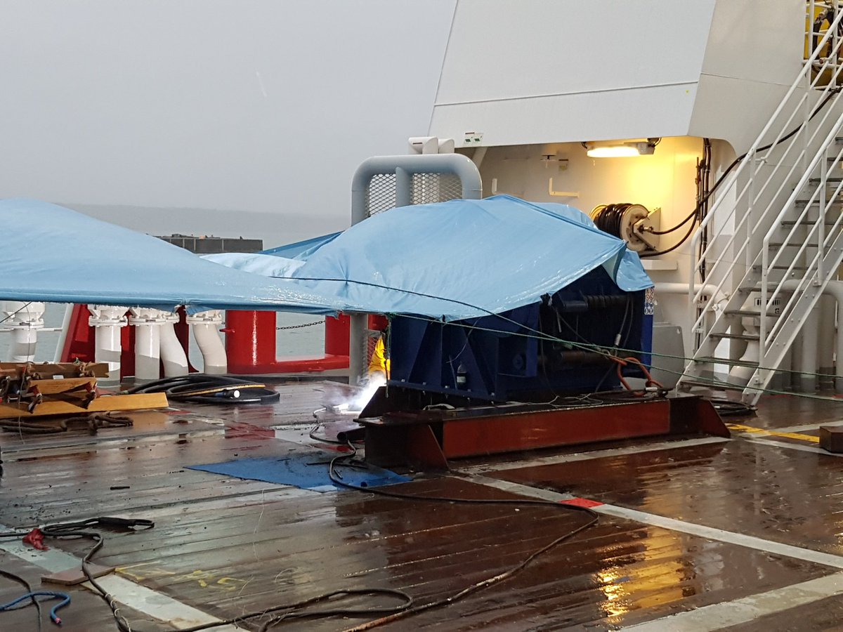 SabellaTidal's tweet photo. La mob se poursuit à bord du Far Superior malgré la pluie ! #soudure #pluie #seafastening #Brest #chantiernaval @damen https://t.co/61bXDXmgab