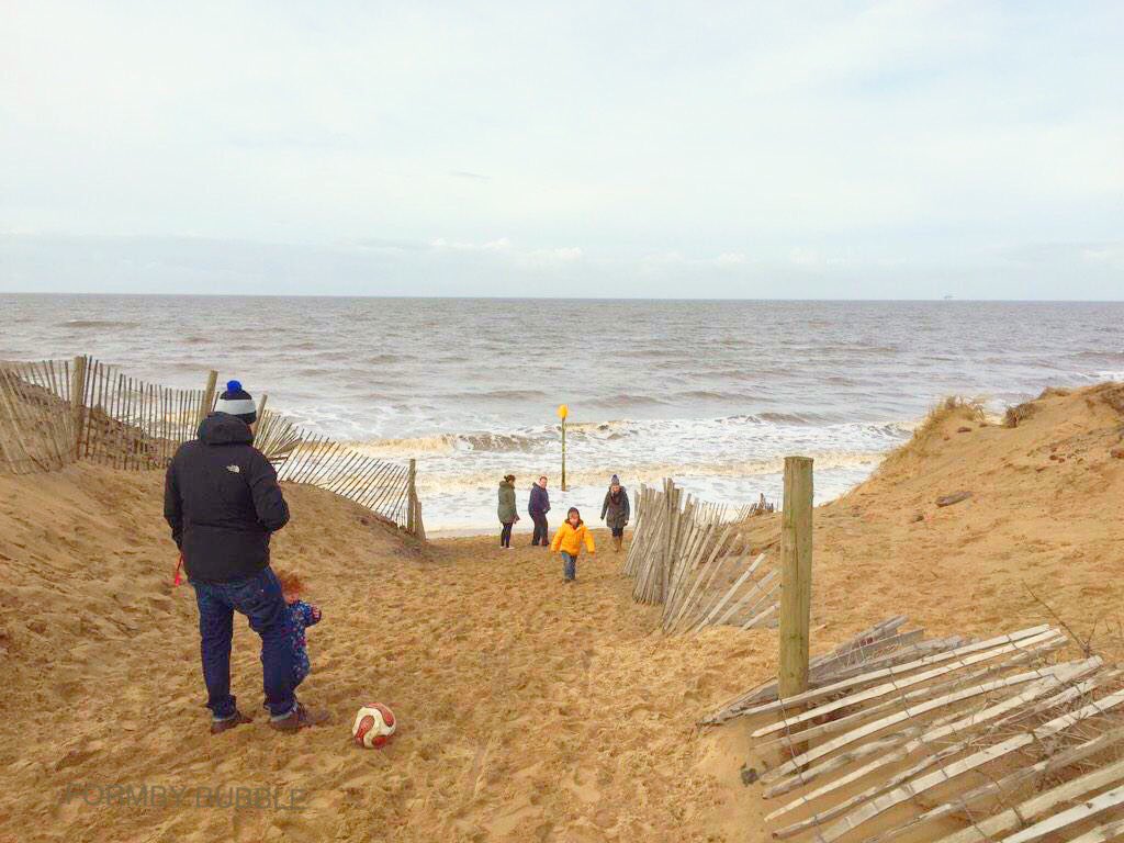FormbyBubble's tweet photo. Good morning on Sunday 14th October. It’s 11°C in #Formby Rain today with some heavy bursts. The rain will clear to allow some beautiful Formby sunshine to develop. A dry clear night. High Tide is 14:55hrs (8.26m). Have a lovely day and #KeepSmiling
#FormbyWeather #FormbyPhotos https://t.co/KwPqP6i6Zu