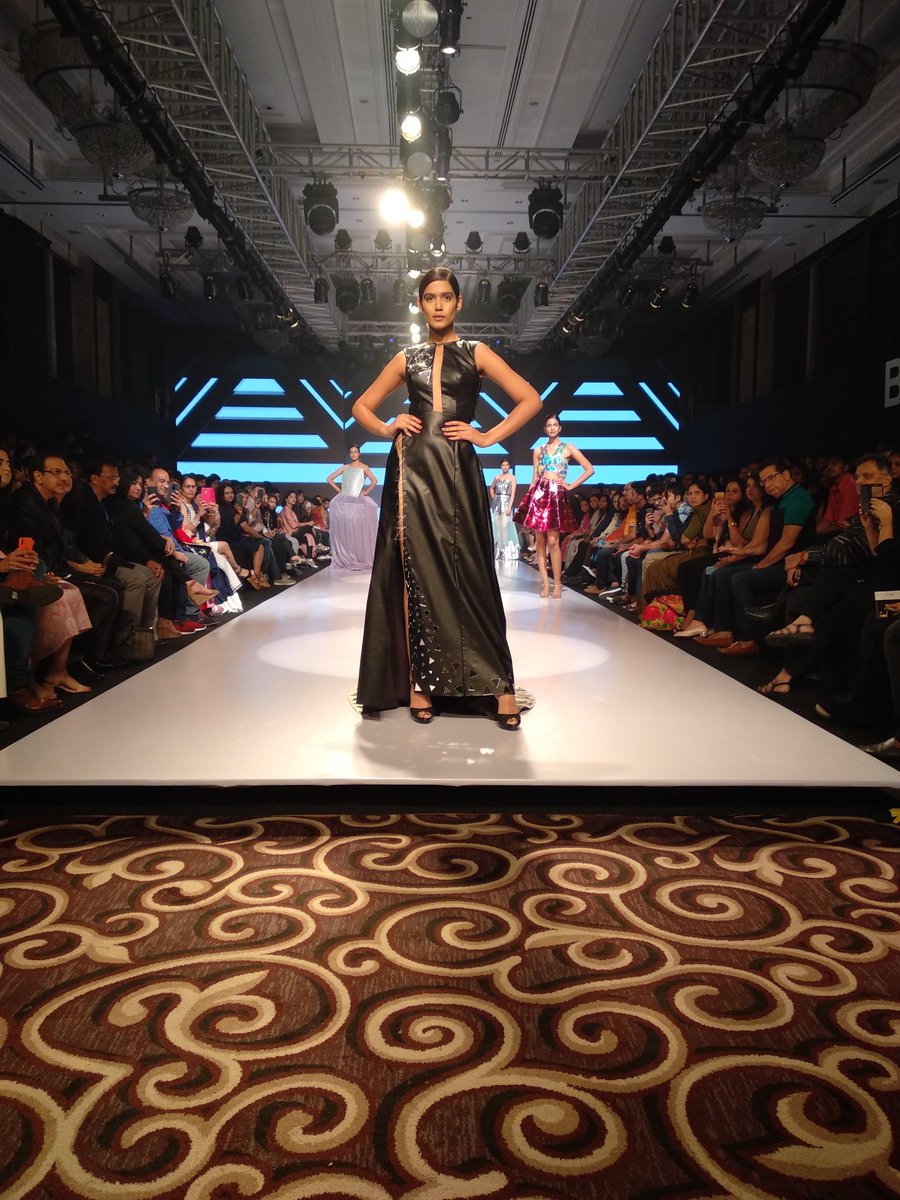 MissKyra12's tweet photo. #INIFDBandra present their collection GEOMETRY at the #BombayTimesFashionWeek2018 @TimesFashionWk https://t.co/76FDhx8Mba
