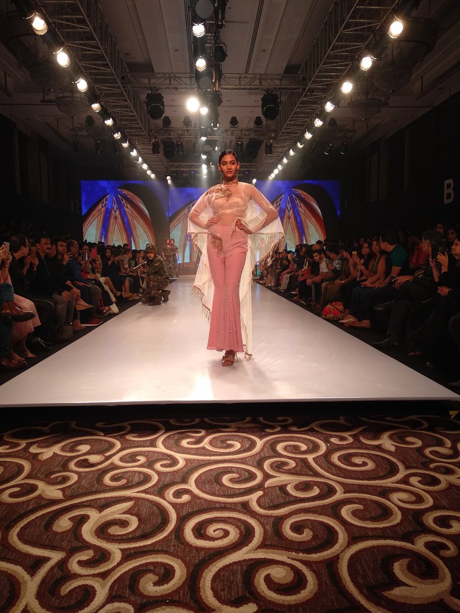 MissKyra12's tweet photo. #INIFDBandra present their collection Beyond Borders at the #BombayTimesFashionWeek2018 @TimesFashionWk #BridalAffair https://t.co/WIy2jh7l7A