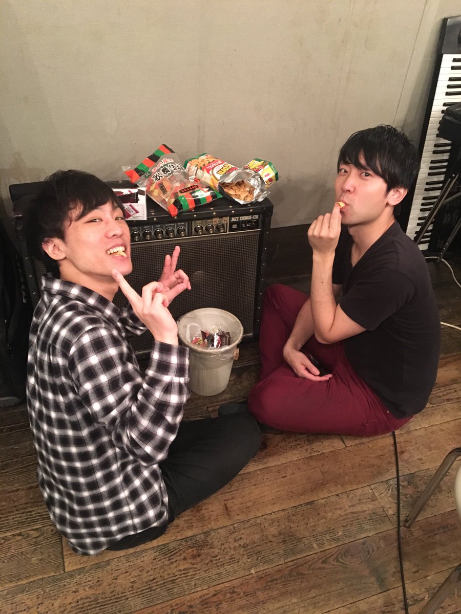 ayako_hombo79's tweet photo. 10/20ライブのバンドリハ中〜!楽しい!!楽しみ!!頑張るぞっ! #cocktaillive #河内達弥 #テオクソン #濱田竜司 #古屋賢人 #本坊綾子 https://t.co/FqDikvzG9x