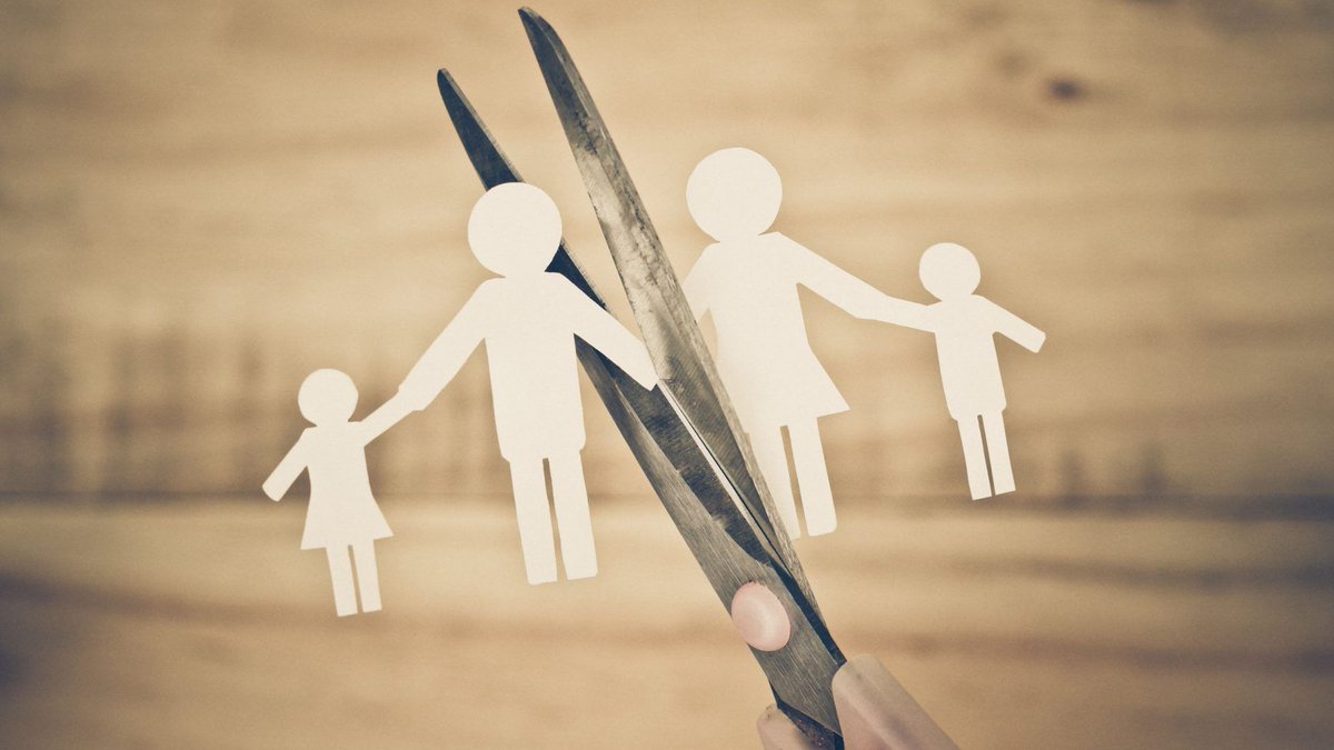 OiRealtor's tweet photo. Durante el 2º trimestre de 2018, las separaciones y los divorcios se ha incrementado en un 1,7% en España. ¡Procesos que conllevan la venta de la #vivienda familiar y en los que #OiRealtor puede ayudar a los copropietarios! https://t.co/HySQhQtAt6 #CompramostuCasa https://t.co/0EYO4U0GlC
