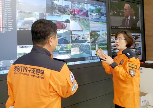 pangliver's tweet image. 중앙119구조본부에 첫 과장급 여성 소방공무원 임명
naver.me/FDJjyJI4
고민자 소방정, 상황실장 발령…국가직 중 유일한 여성 소방정
소방청은 고민자(54) 중앙119구조본부 상황실장 발령
국가직 소방공무원으로서 유일 여성 소방정 간부,  #최초의 과장급 
#여성_소방공무원 @Moon_government