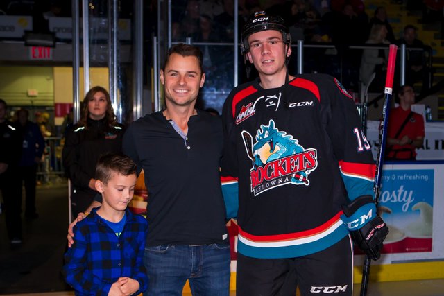 Kelowna_Rockets's tweet image. Congratulations to @ethanernst11 on being named our @AndresExperts player of the month! Ethan gets a $500 GC to Andre's! Enjoy the gift card Ethan and keep up the hard work!! #KELvsTC #WHLRockets #AndresElectronics #FreeElectronics 🎮🕹️📺🚀🐉