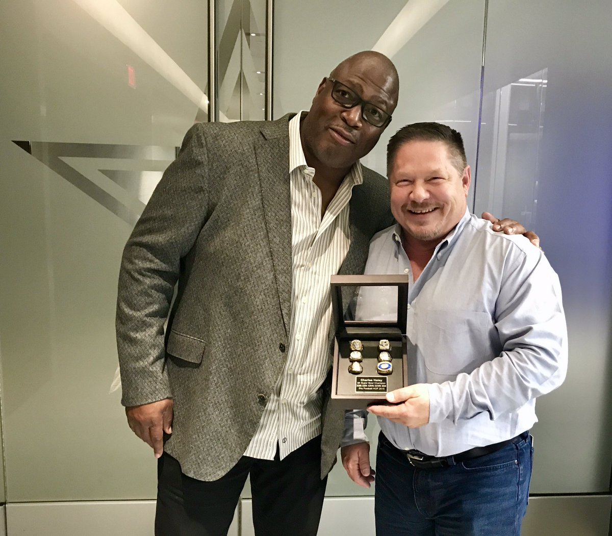 StarSportsTours's tweet photo. Kyle & Shelly Wheatley enjoying great stories over a wonderful dinner with
5-time Super Bowl Champion Charles Haley @CowboysClubStar this evening.
#PresidentialPackage #OnlyWithSST #CowboysNation #CowboysTravel https://t.co/hlB4LEsaG6