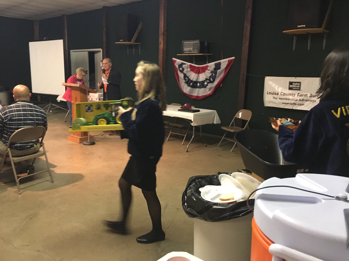 louisahsffa's tweet photo. LCHS and LCMS FFA officers assisted Louisa FFA Alumni in serving food and drinks as well as door prizes for the Louisa County Farm Bureau dinner. #pulledporkbbq #ffaalumni #bluejackets https://t.co/hMtffRpIVm
