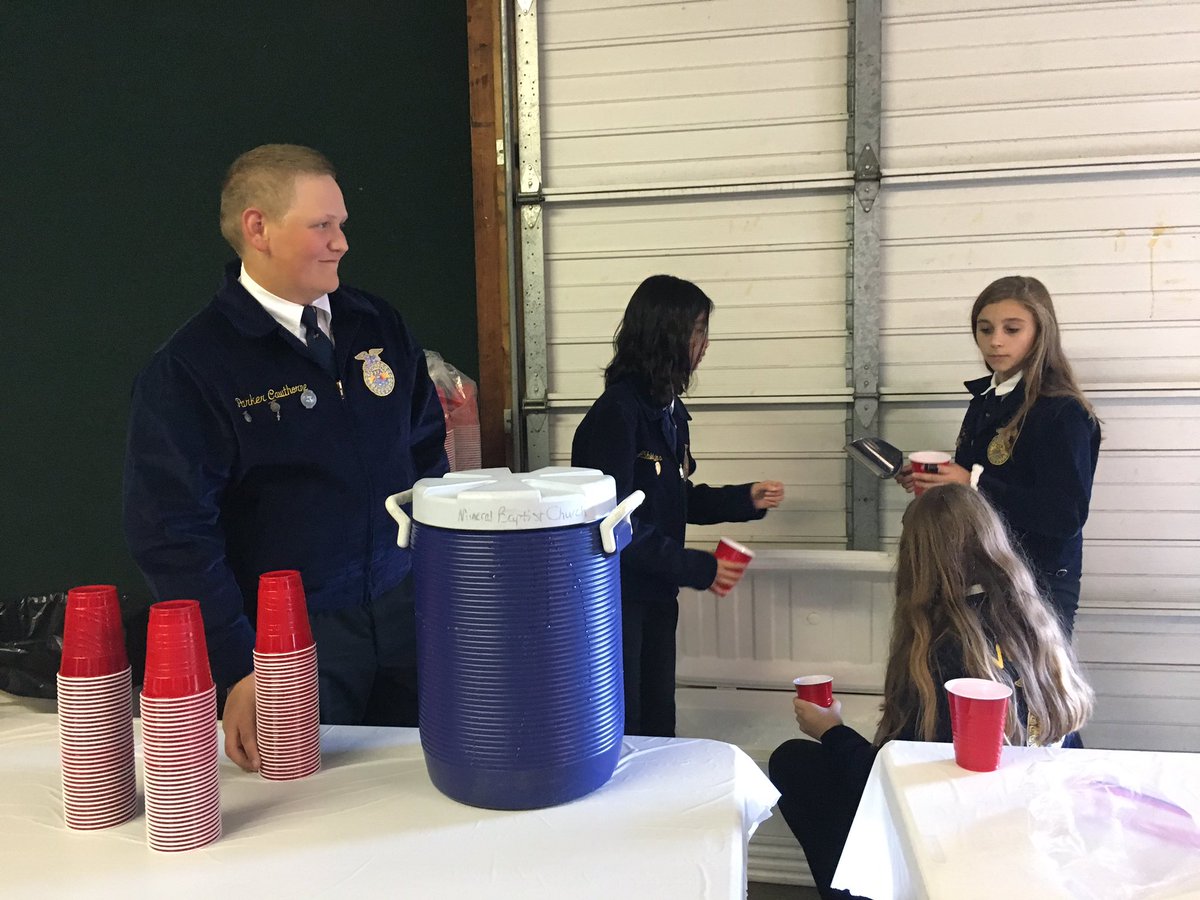 louisahsffa's tweet photo. LCHS and LCMS FFA officers assisted Louisa FFA Alumni in serving food and drinks as well as door prizes for the Louisa County Farm Bureau dinner. #pulledporkbbq #ffaalumni #bluejackets https://t.co/hMtffRpIVm