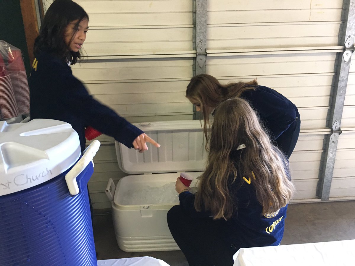 louisahsffa's tweet photo. LCHS and LCMS FFA officers assisted Louisa FFA Alumni in serving food and drinks as well as door prizes for the Louisa County Farm Bureau dinner. #pulledporkbbq #ffaalumni #bluejackets https://t.co/hMtffRpIVm
