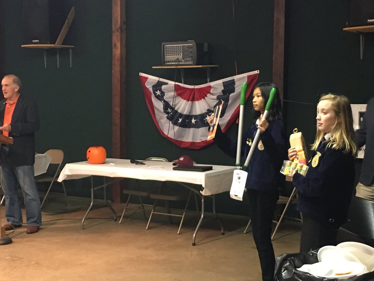 louisahsffa's tweet photo. LCHS and LCMS FFA officers assisted Louisa FFA Alumni in serving food and drinks as well as door prizes for the Louisa County Farm Bureau dinner. #pulledporkbbq #ffaalumni #bluejackets https://t.co/hMtffRpIVm
