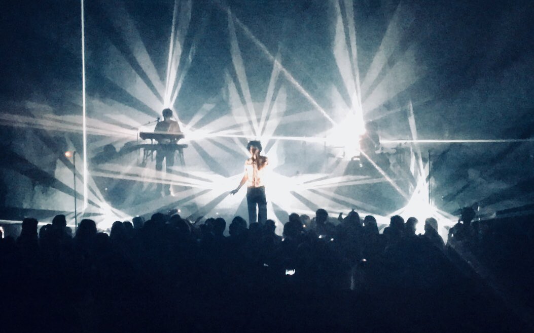 MarmotteEstelle's tweet photo. J’ai été voir @BBBrunes je suis tjrs fan! Ils ont assuré: agréable setlist, bons jeux de lumières & énergies! Voyage nostalgique entre les titres qu’on chantait au lycée & les jolis sons poétiques d’aujourd’hui. Merci & Bravo pour cette soirée #BBBrunes #Calais #puzzletour https://t.co/Zpf2lP8t0H