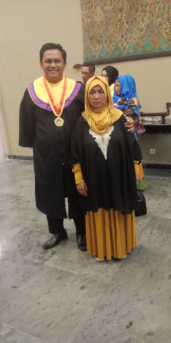 DedikDamen's tweet photo. Setia menemani dari mulai TK sampe Sarjana....😘😘😘😘 https://t.co/xP5shRrpAq