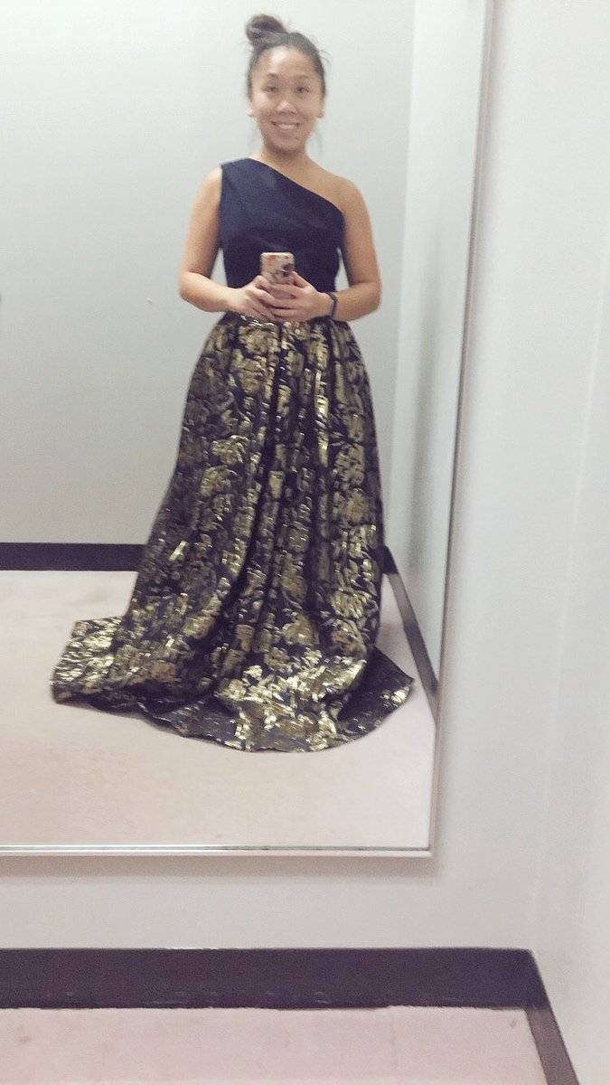 tinastsang's tweet photo. Guys, I found the dress I’m going to accept my Oscar🏆 in. 
THE BEST PART: it has pockets to sneak in snacks! #AcademyAwards https://t.co/TsXAPs1Coq