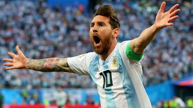 Si tuvieses que elegir al número 10 de tu equipo y solo pudieses elegir entre estos dos ¿A quien elegirías?

Messi: RT
Maradona: MG