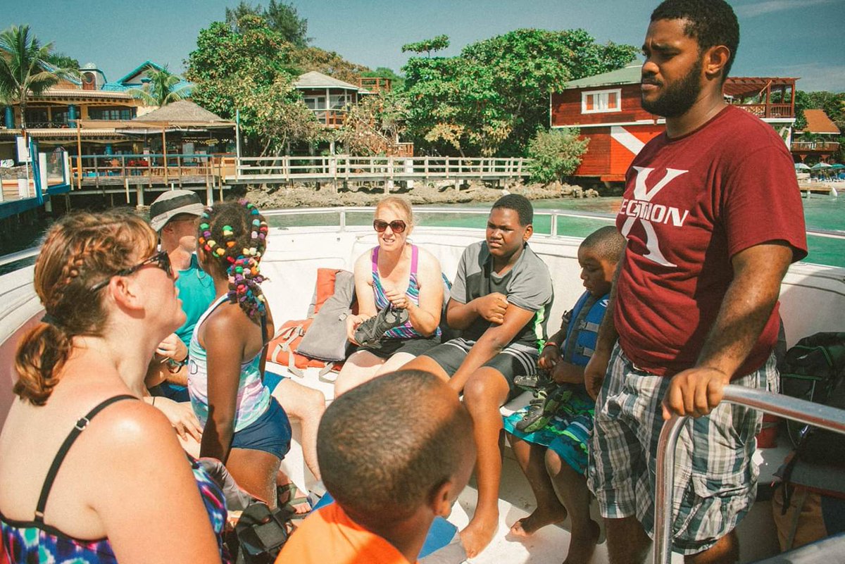 DilbertTours's tweet photo. We're in #MahoganyBay ( #Roatan) 🇭🇳🌴
If you decide on doing any excursions/tours , check us out. 
It would be lit to host you. 
 We are a local family company who offers transportation service, #excursions &amp; tours at an affordable cost.
  #DilbertTours ❤🌴 https://t.co/QsUpmQgPbQ