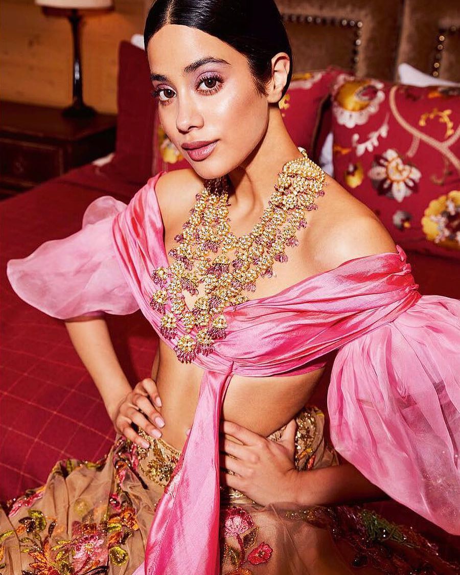 PriyaTrendz31's tweet photo. Charismatic, highly sophisticated and delightful appeal of #janhvi is here. @ManishMalhotra is one of the most talented designers who portrays his muse in his best way. ❤️💕😍❤️💕the look to the core.

#Bollywood #Fashion #Trends https://t.co/eqfp0RoO8Q