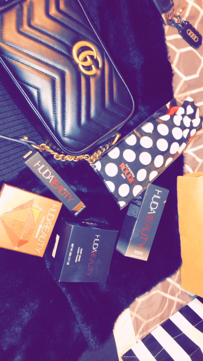 88_h's tweet photo. @MonaKattan  @hudabeauty  I’m obsessed with your makeup😫😫❤️❤️❤️❤️❤️ finally got the new concealer overachiever 😍😘❤️ https://t.co/yZ4QA45Byg