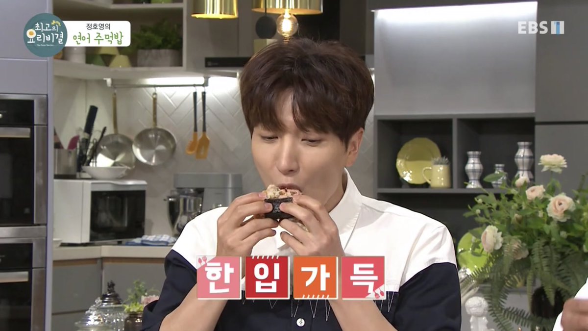 suju_napi's tweet photo. 181012  Best Secret to Cooking 😊🍴
#이특 #利特 #Leeteuk #イトゥク 
#최고의요리비결 #superjunior⁠ ⁠ https://t.co/HOJ8KCfnsq