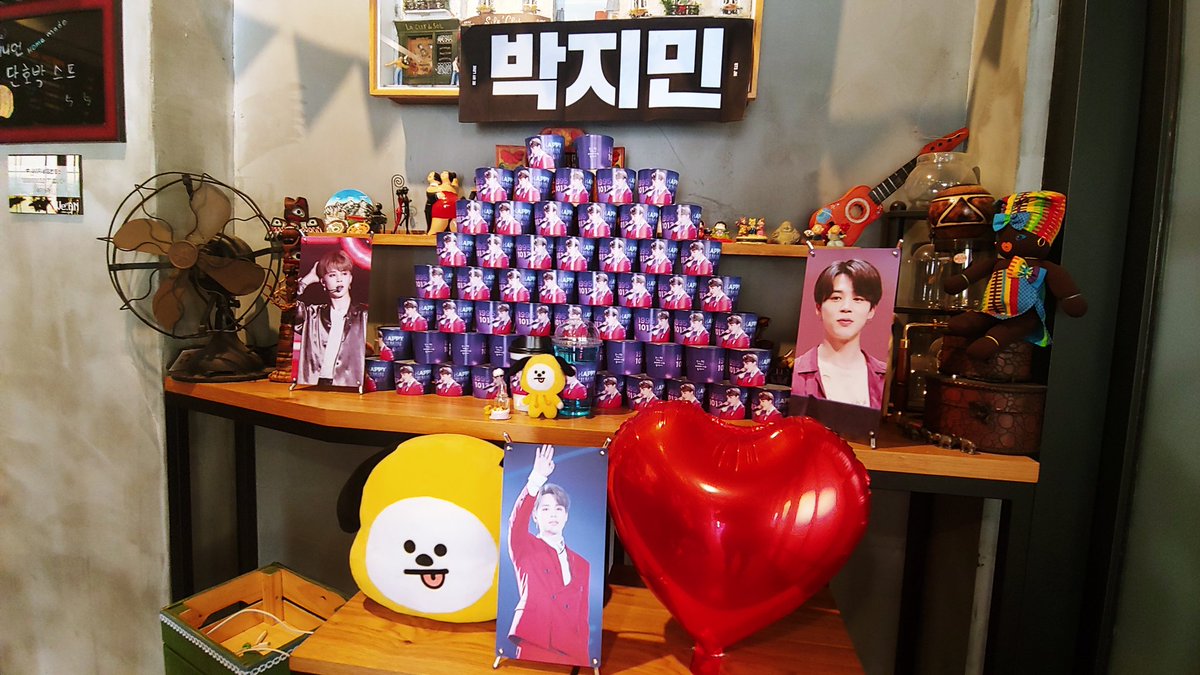 Why_Not_613's tweet photo. 23. 홍대 카페 헤이데어 컵홀더

@bemylovey 
#지민이는나의세상 

음료는 지민이를 닮아 상큼한 레몬으로!
포토존이 정말 너무 예뻤어요!
여기에서 살고 싶을 정도... ㅎㅎ 하지만 민폐일 것을 알기에 컵홀더만 겨우 받아왔습니다 ㅠㅠ
웃음이 너무 해사해요 ㅠㅠ
예쁜 컵홀더 감사합니다!! https://t.co/YuKMZKMKVV