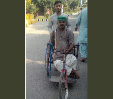 Nawaiwaqt_'s tweet photo. #BreakingNews
ٹانگوں سے معذور نوجوان محمد شاہد بھی ووٹ کاسٹ کرنے پہنچ گیا
#ByElections @pid_gov @GOPunjabPK @NAofPakistan @PTIofficial @pmln_org #PollingStations #DisableVoter https://t.co/gDmcVa4Z0l