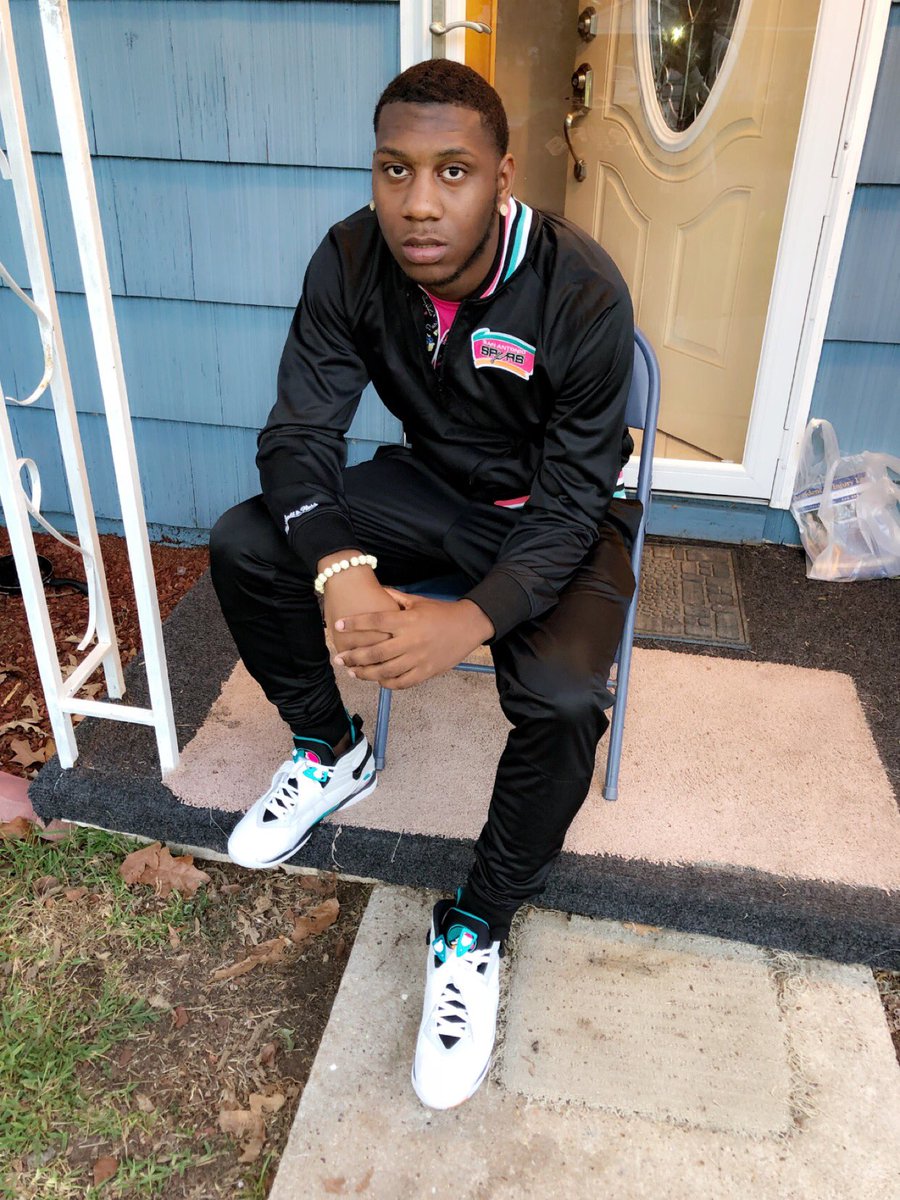 YRN_Jaterrius's tweet photo. I’m only 18 💰but got these older niggas hating put on for bitches is you hobby #G9 #RipliT https://t.co/P3218p6EyT