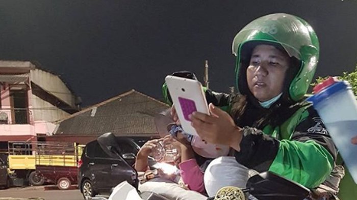 AfifFuadS's tweet photo. Kalian bedebah yg rame2 #UninstalGoJek , kita bisa sepakat ttg sikap pada LGBT, tapi ga gini caranya, lihat mereka, buka mata, brp banyak yg sperti mereka dan menggantungkan hidup dr pekerjaan ini. 
@gojekindonesia https://t.co/Nvc1rXSX3a