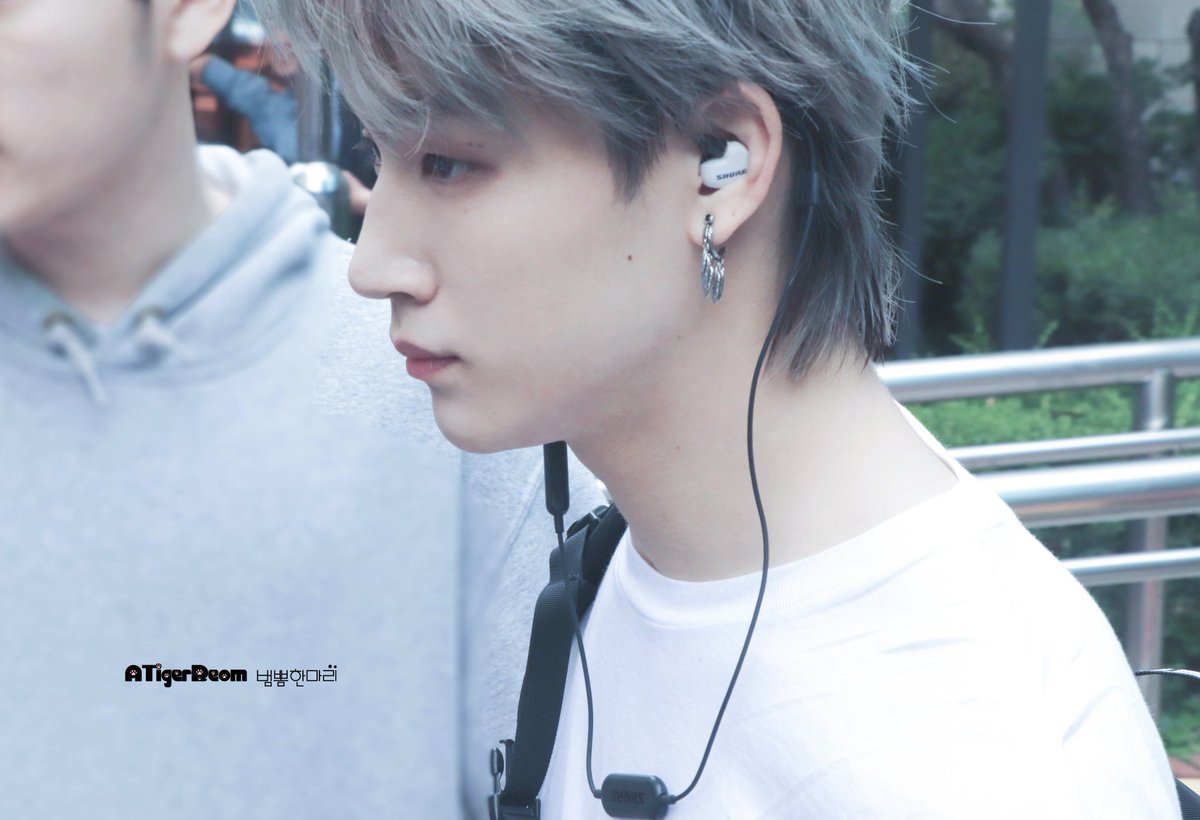 _iamedenjoy's tweet photo. @Koreaboo JB ft. his mullet 💜🌴 https://t.co/gCwppWtGny